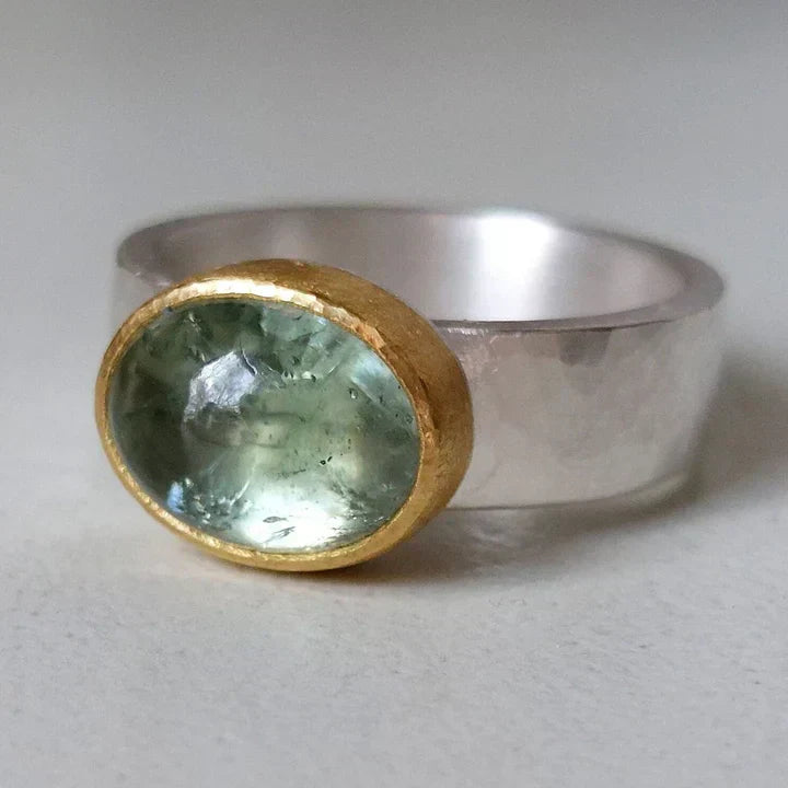 Retro Green Ring Featuring a Round Gemstone
